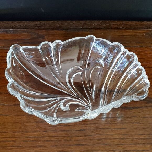 Vintage Shell Shaped Glass Bowl - Picture 5 of 9
